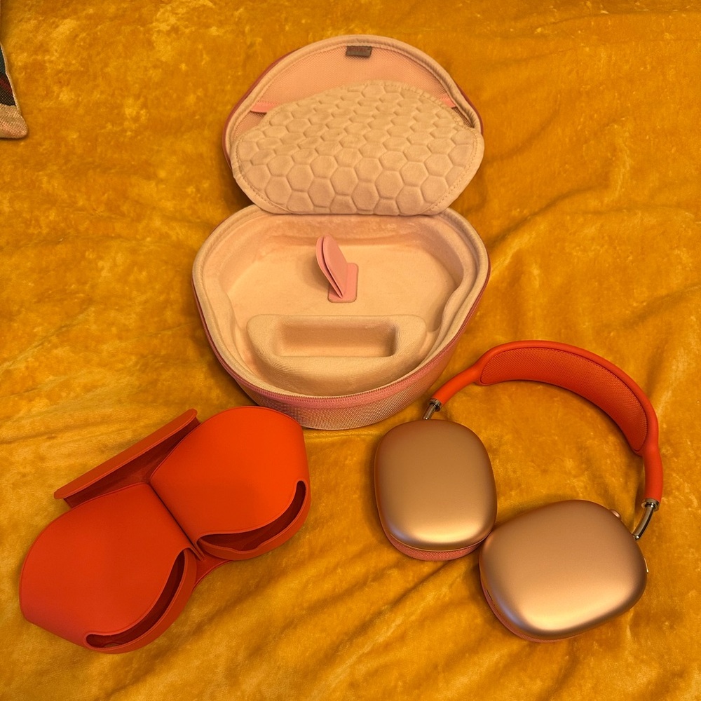 APPLE AIRPODS MAX with storage case in coral